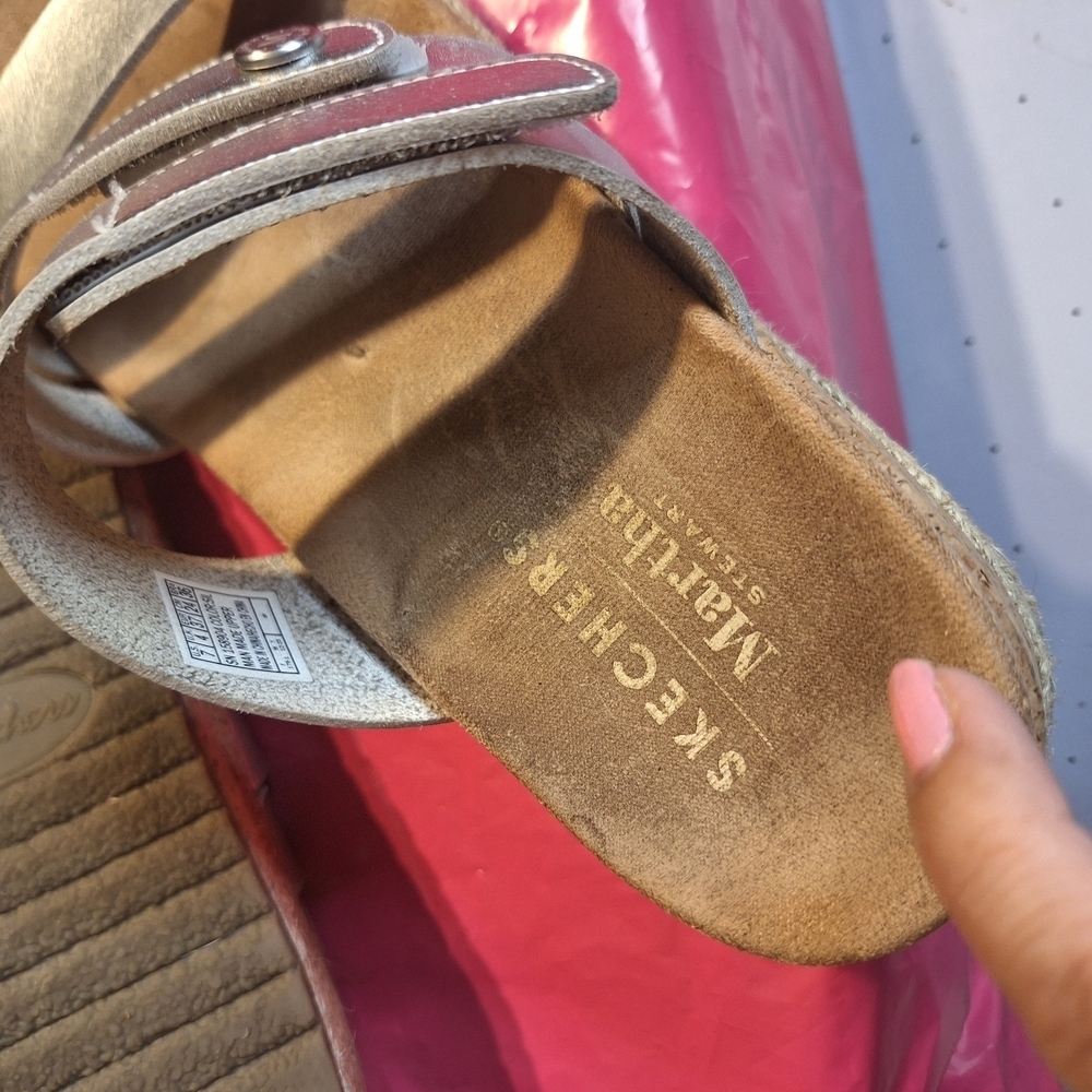 Skechers Silver Sandals with Metallic Straps. Size 7 - Picture 7 of 10